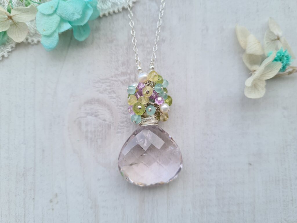 Gemmissime | Collier fait-main avec pendentif en pierres naturelles | Améthyste du Brésil et Gemmes multicolores