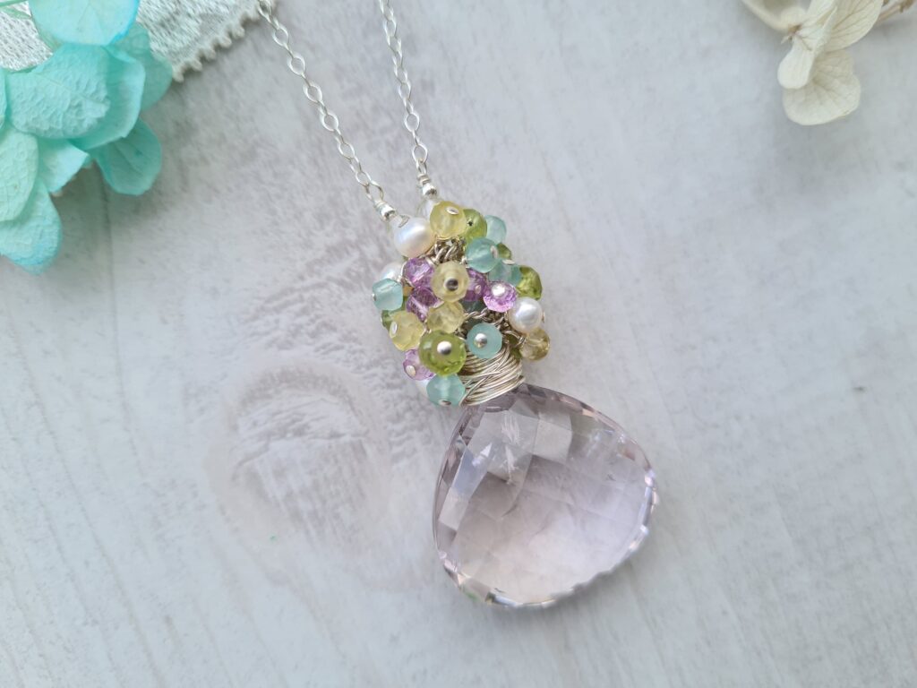 Gemmissime | Collier fait main avec pendentif en pierres naturelles | Pendentif Améthyste claire du Brésil et Gemmes multicolores