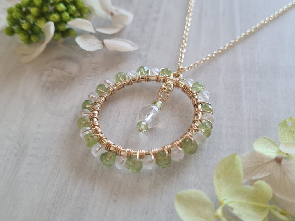 Gemmissime | Collier fait-main avec pendentif rond en pierres naturelles | Péridot Cristal de roche