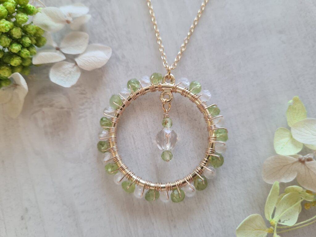 Gemmissime | Collier fait-main avec pendentif rond en pierres naturelles | Péridot Cristal de roche