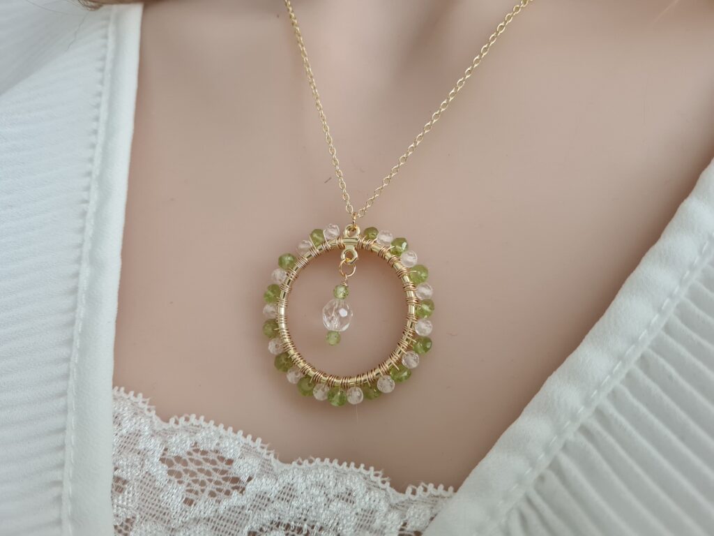 Gemmissime | Collier fait main avec pendentif péridot rond en pierres naturelles | Péridot Cristal de roche