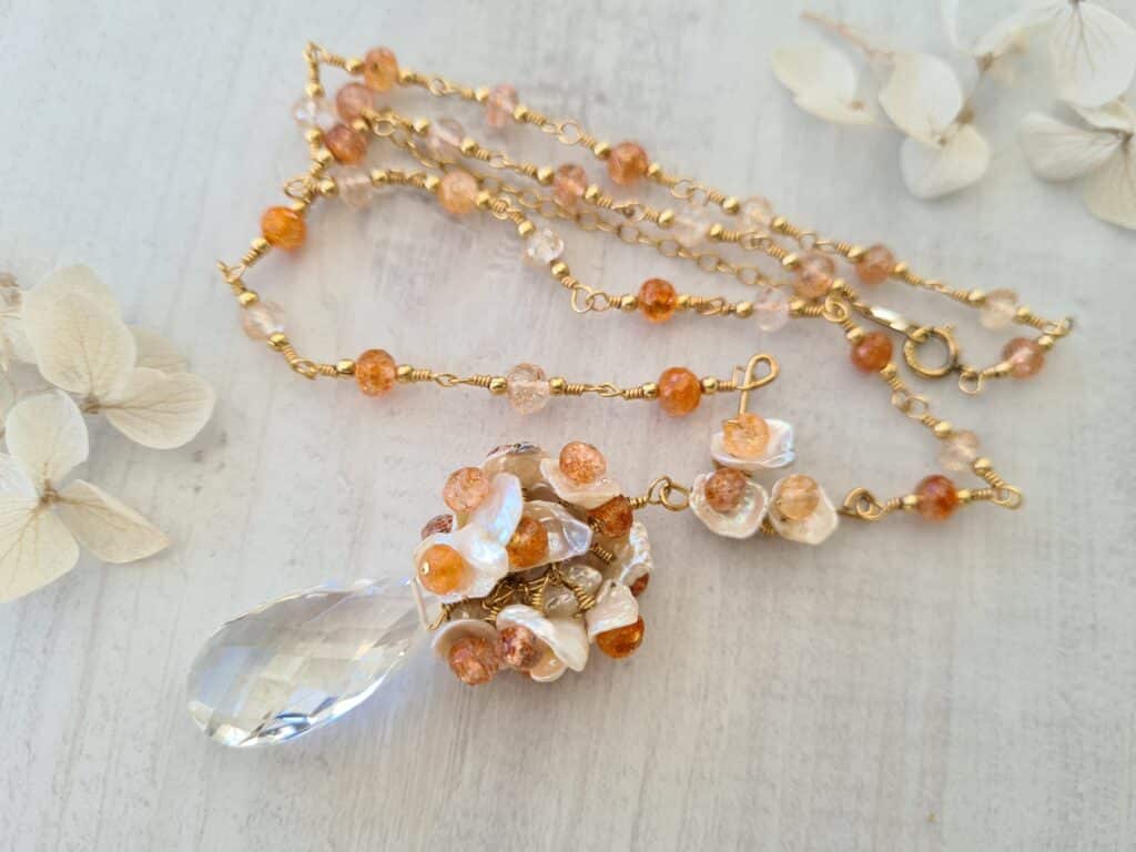 Gemmissime | Collier fait main avec pendentif en pierres naturelles | Pendentif pierre de soleil Cristal de roche, perles