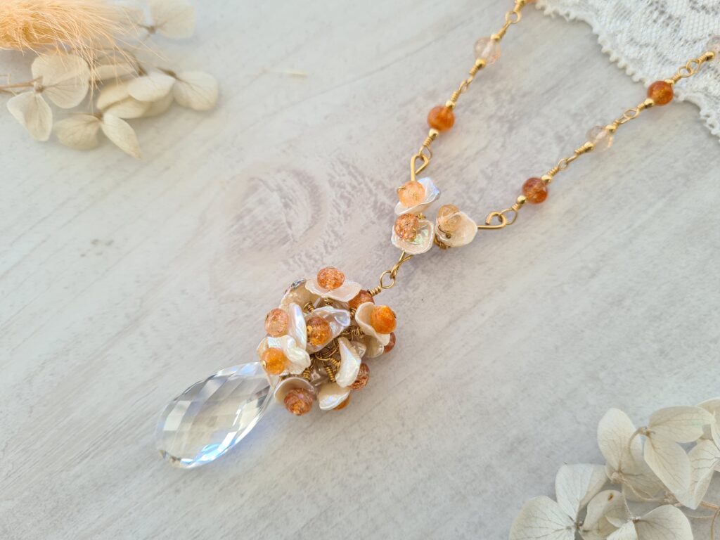 Gemmissime | Collier fait-main avec pendentif en pierres naturelles | Cristal de roche, perles et pierre de soleil