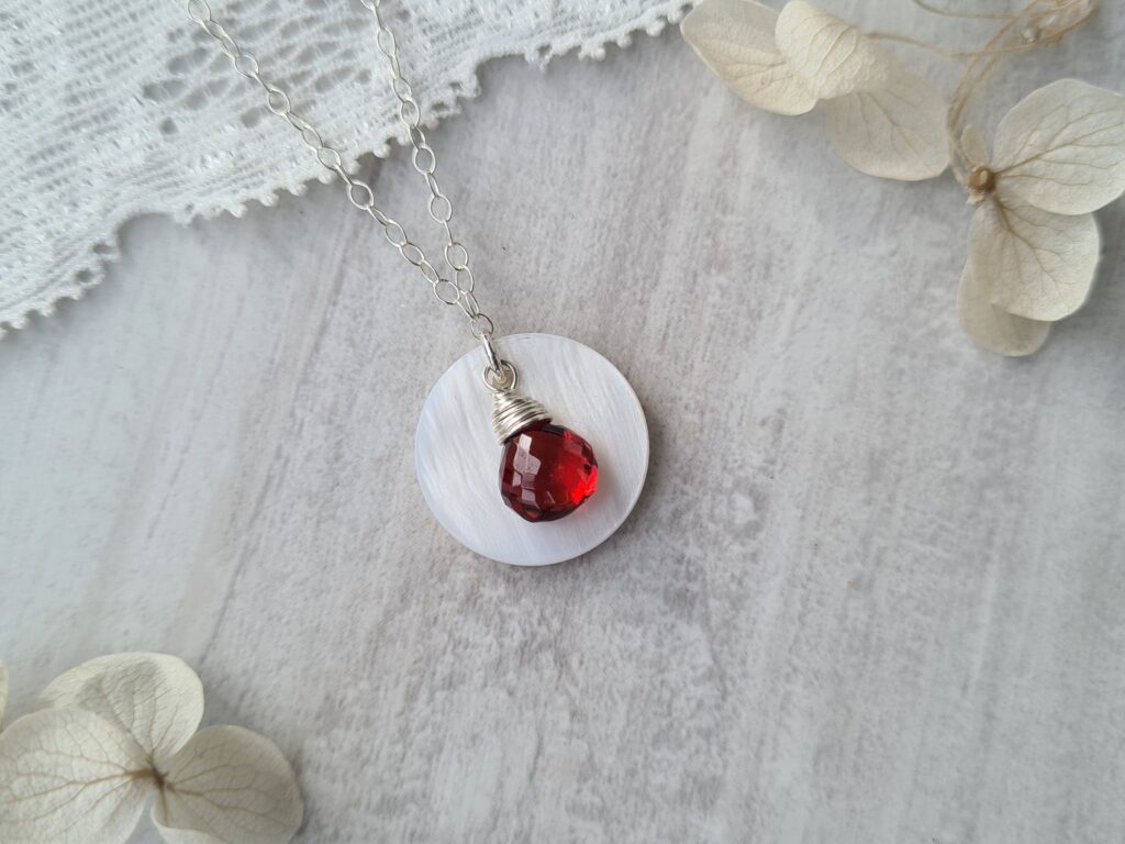 Gemmissime | Collier Coquille fait main avec pendentif en pierres naturelles | Ras de cou Coquille Grenat