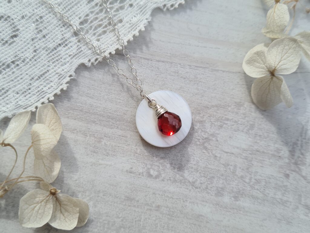 Gemmissime | Collier fait-main avec pendentif en pierres naturelles | Ras de cou Coquille Grenat