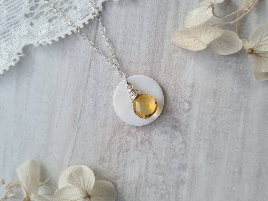 Gemmissime | Collier fait-main avec pendentif en pierres naturelles | Ras de cou Coquille Citrine