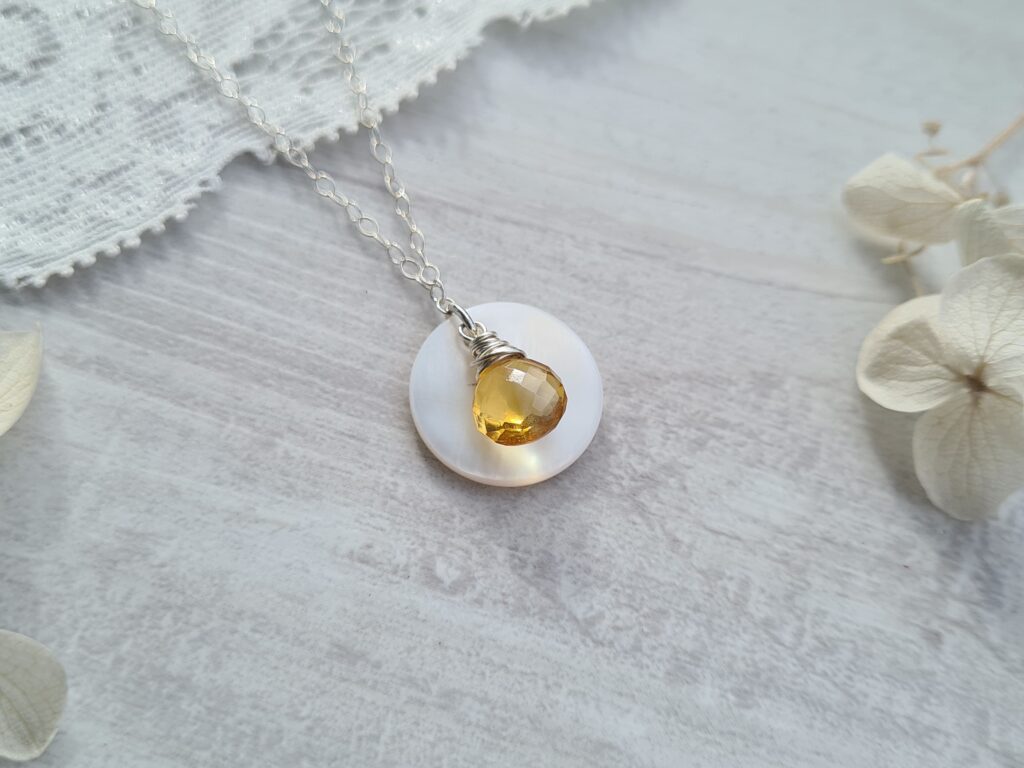 Gemmissime | Collier coquille fait main avec pendentif en pierres naturelles | Ras de cou Coquille Citrine