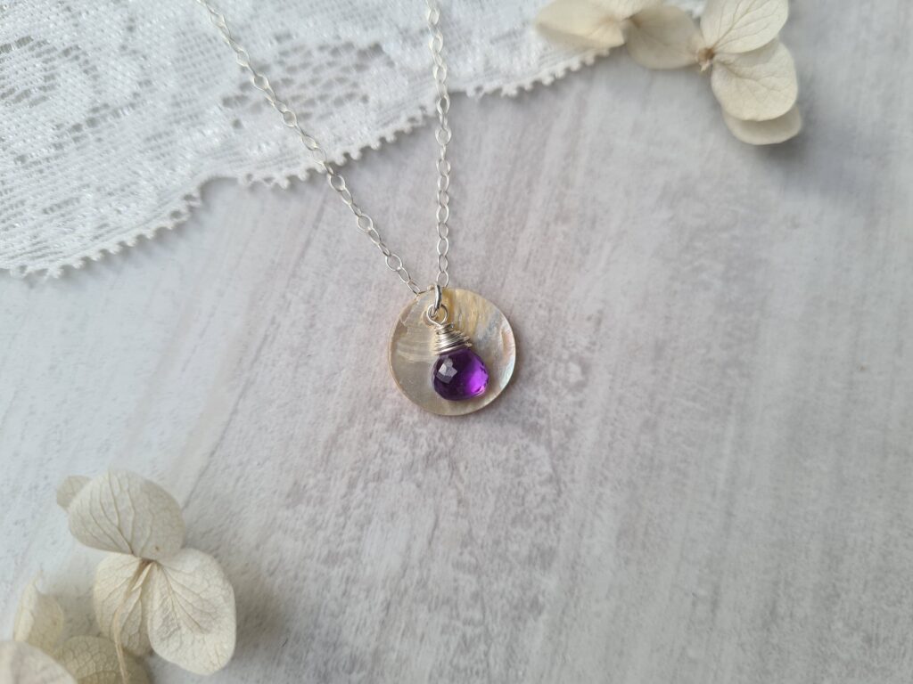 Gemmissime | Collier fait-main avec pendentif en pierres naturelles | Ras de cou Nacre Améthyste