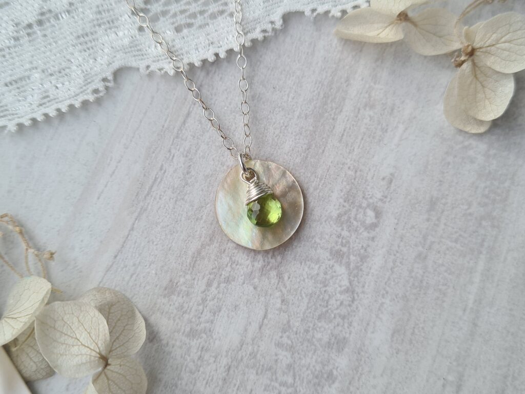 Gemmissime | Collier nacre fait main avec pendentif en pierres naturelles | Ras de cou Nacre Péridot