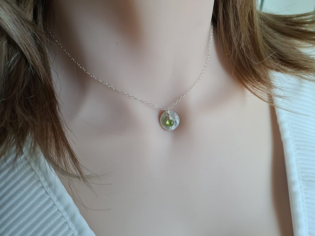 Gemmissime | Collier fait-main avec pendentif en pierres naturelles | Ras de cou Nacre Péridot