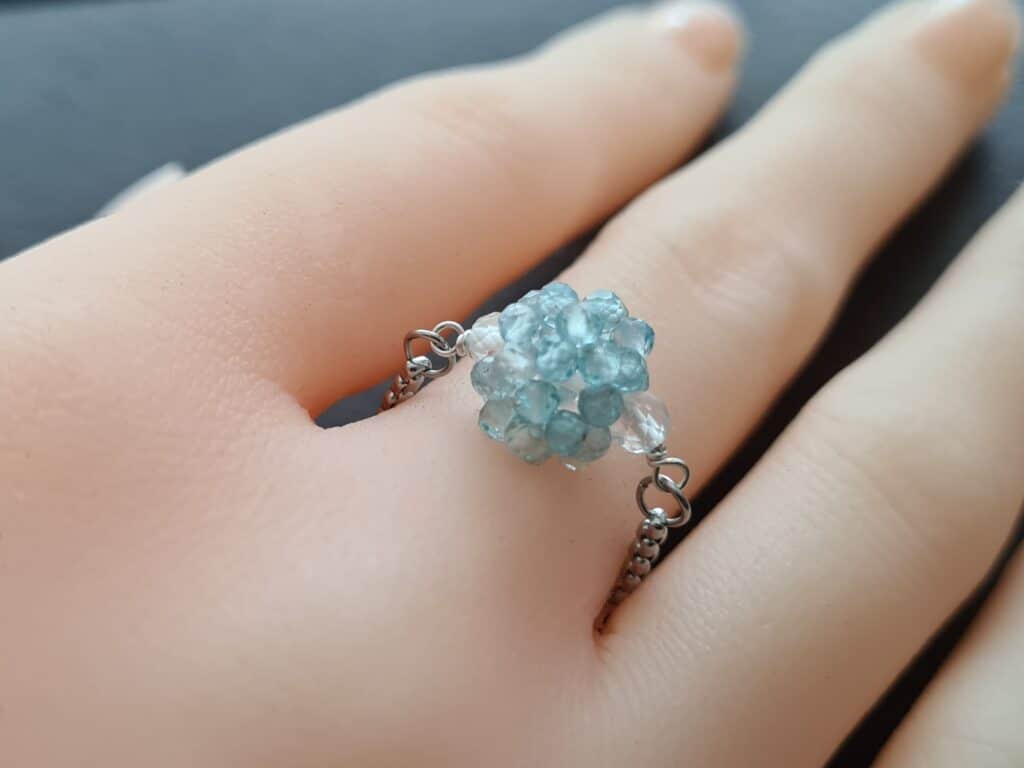 Gemmissime | Bague ajustable fait-main en pierres naturelles | Boule d'apatite bleu ciel